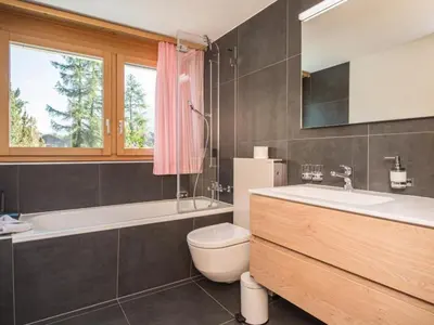 Ein Badezimmer in der Unterkunft Apartment Top Ferienwohnung Breithorn - SkiIn-SkiOut by Interhome