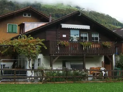 Das Gebäude in dem sich das Ferienhaus befindet
