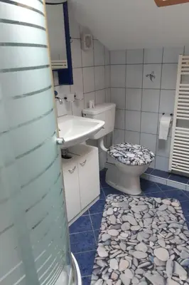 Ein Badezimmer in der Unterkunft Holiday Home Chalet Imfeld-Gander by Interhome