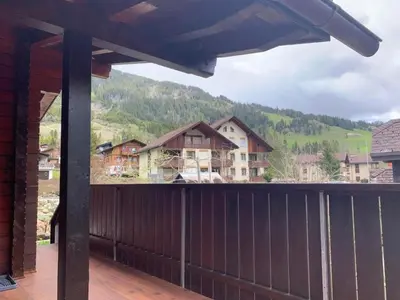 Ein allgemeiner Bergblick oder ein Berglick von des Ferienhauses aus