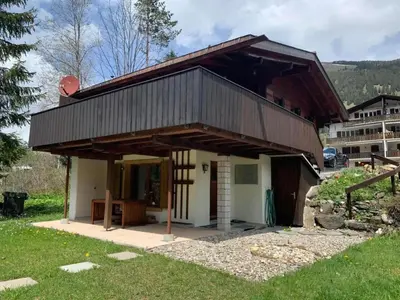 Das Gebäude in dem sich das Ferienhaus befindet