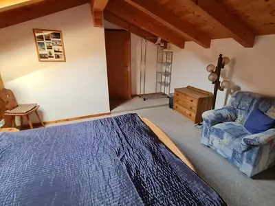 Ein Sitzbereich in der Unterkunft Apartment Chalet Haus - bei Einfahrt grosser Nussbaum by Interhome