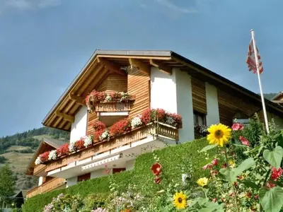 Ein Garten an der Unterkunft Apartment Chalet Abendstern by Interhome