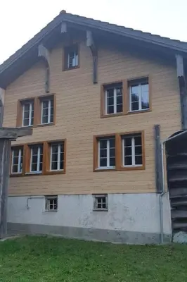 Das Gebäude in dem sich das Ferienhaus befindet