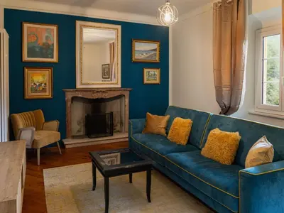 Ein Sitzbereich in der Unterkunft Holiday Home Palazzo Branca mit Blick auf den See- by Interhome