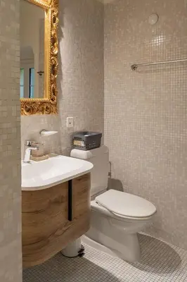 Ein Badezimmer in der Unterkunft Holiday Home Palazzo Branca mit Blick auf den See- by Interhome