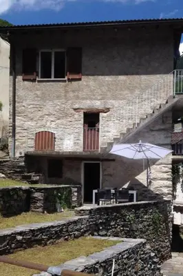 Das Gebäude in dem sich das Ferienhaus befindet