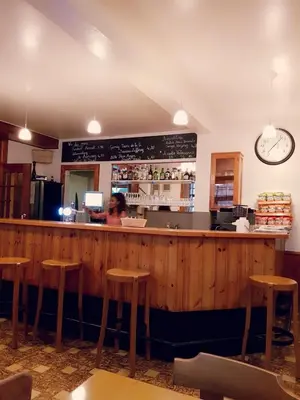 Lounge oder Bar in der Unterkunft Café des Voyageurs Noës