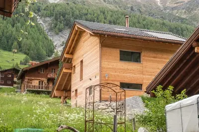 Ein allgemeiner Bergblick oder ein Berglick von des Chalets aus