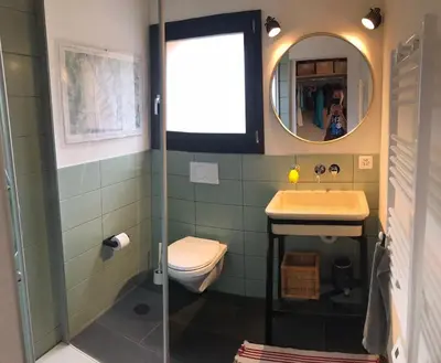Ein Badezimmer in der Unterkunft comfort, authenticity and mountain views