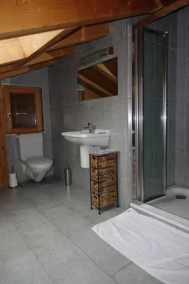 Ein Badezimmer in der Unterkunft Chalet Isabella - 17 couchages en montagne