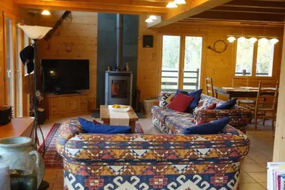 Ein Sitzbereich in der Unterkunft Chalet Isabella - 17 couchages en montagne