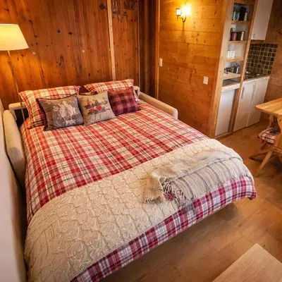 Ein Bett oder Betten in einem Zimmer der Unterkunft Chalet Le Petit Nid - Crans Montana