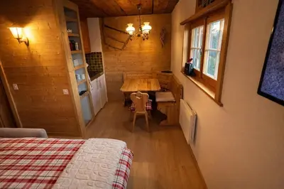 Ein Bett oder Betten in einem Zimmer der Unterkunft Chalet Le Petit Nid - Crans Montana