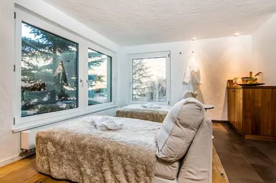 Ein Bett oder Betten in einem Zimmer der Unterkunft Private Whole-Hotel in Saas-Fee 360 Alpine Views Sauna & Hot Tub