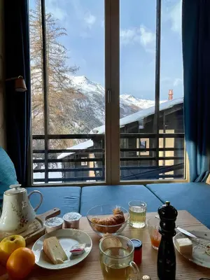Ein allgemeiner Bergblick oder ein Berglick von des Chalets aus