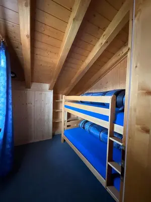 Ein Etagenbett oder Etagenbetten in einem Zimmer der Unterkunft Schirli Dachgeschoss