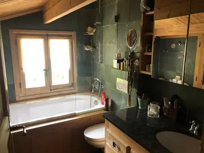 Ein Badezimmer in der Unterkunft Exclusive Charming 4 Bedroom Chalet near Gstaad