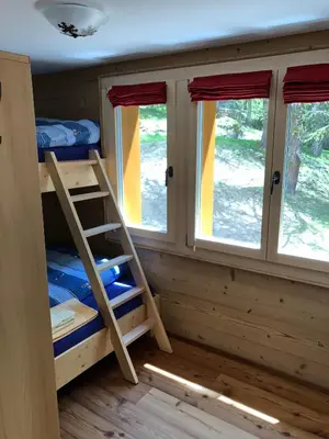 Ein Etagenbett oder Etagenbetten in einem Zimmer der Unterkunft Chalet Tilly