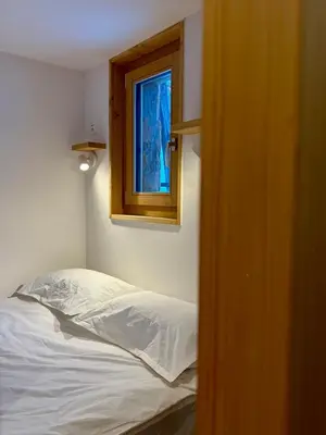 Ein Bett oder Betten in einem Zimmer der Unterkunft Le Grenier d'Isabelle - Raccard en Anniviers
