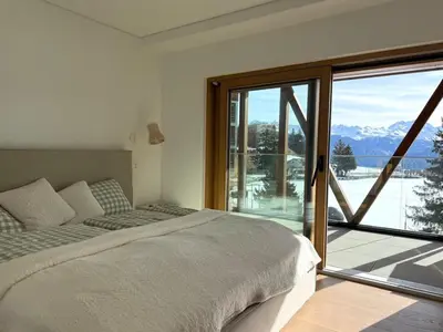 Ein Bett oder Betten in einem Zimmer der Unterkunft Cozy Crans-Montana Apt with Lake and Mountain View