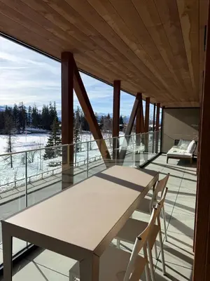 Ein Balkon oder eine Terrasse in der Unterkunft Cozy Crans-Montana Apt with Lake and Mountain View