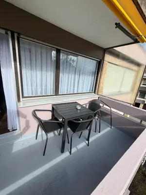 Ein Sitzbereich in der Unterkunft Moderne Wohnung mit Bergblick und nahe Thunersee