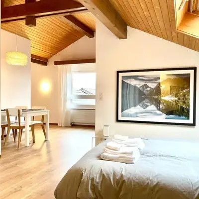 Relaxed Loft Stay Between Lake & Mountains