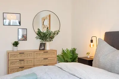 Ein Bett oder Betten in einem Zimmer der Unterkunft Spacious & Modern Apt - Balcony & Parking