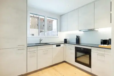 Küche/Küchenzeile in der Unterkunft Spacious & Modern Apt - Balcony & Parking