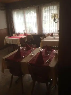 Ein Restaurant oder anderes Speiselokal in der Unterkunft Restaurant Felsenburg