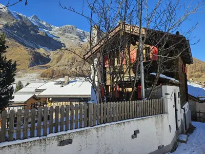 Ein allgemeiner Bergblick oder ein Berglick von des Chalets aus
