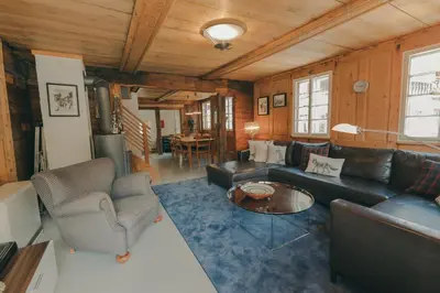 Ein Sitzbereich in der Unterkunft Alte Post Saas-Fee