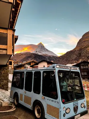 Ein allgemeiner Bergblick oder ein Berglick von des Aparthotels aus