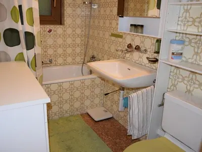 Ein Badezimmer in der Unterkunft Apartment Brandegg 4 by Interhome