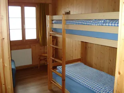 Ein Etagenbett oder Etagenbetten in einem Zimmer der Unterkunft Apartment Bauernhaus Uf dr Flue by Interhome