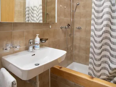 Ein Badezimmer in der Unterkunft Apartment Primula Apt- B by Interhome
