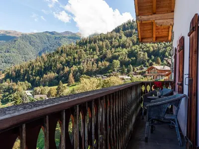 Ein allgemeiner Bergblick oder ein Berglick von des Ferienhauses aus