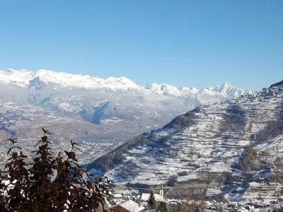 Ein allgemeiner Bergblick oder ein Berglick von des Ferienhauses aus