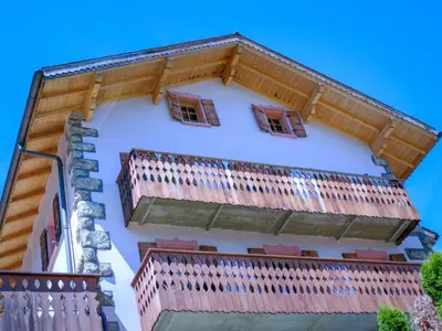Das Gebäude in dem sich das Ferienhaus befindet