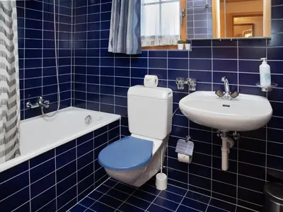 Ein Badezimmer in der Unterkunft Apartment Chäs Gruebi Apt-S by Interhome