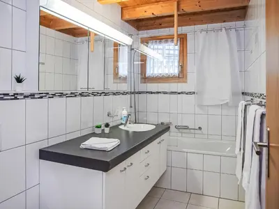 Ein Badezimmer in der Unterkunft Apartment Racer's Retreat Apt-12 by Interhome