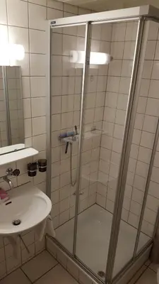 Ein Badezimmer in der Unterkunft Hotel Lötschberg