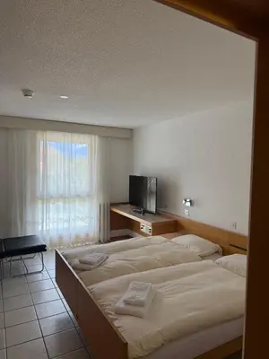 Ein Bett oder Betten in einem Zimmer der Unterkunft Hotel Lötschberg
