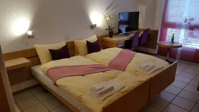 Ein Bett oder Betten in einem Zimmer der Unterkunft Hotel Lötschberg