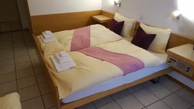 Ein Bett oder Betten in einem Zimmer der Unterkunft Hotel Lötschberg