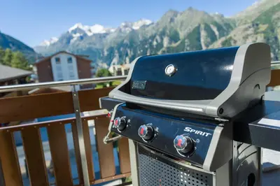 Ein für Gäste verfügbarer Grill in der Ferienwohnung