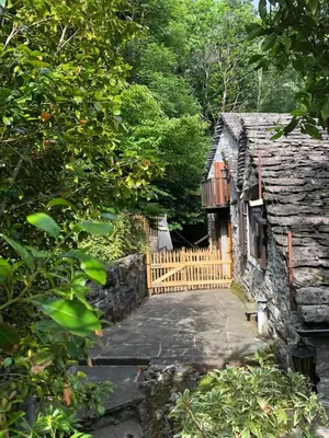 Das Gebäude in dem sich das Ferienhaus befindet