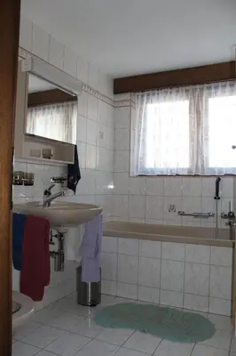 Ein Badezimmer in der Unterkunft Ferienwohnung Silberdistel, Saastalstrasse 178