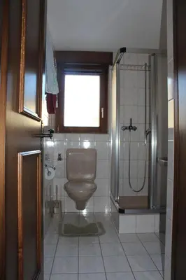 Ein Badezimmer in der Unterkunft Ferienwohnung Silberdistel, Saastalstrasse 178